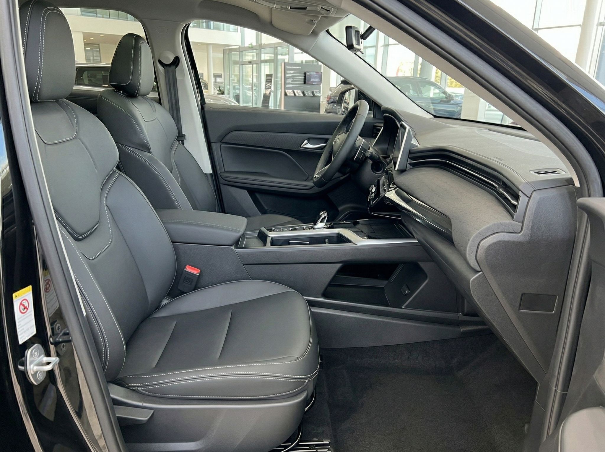 Fahrzeug Innenraum Beifahrerseite mit Ledersitzen und Mittelkonsole