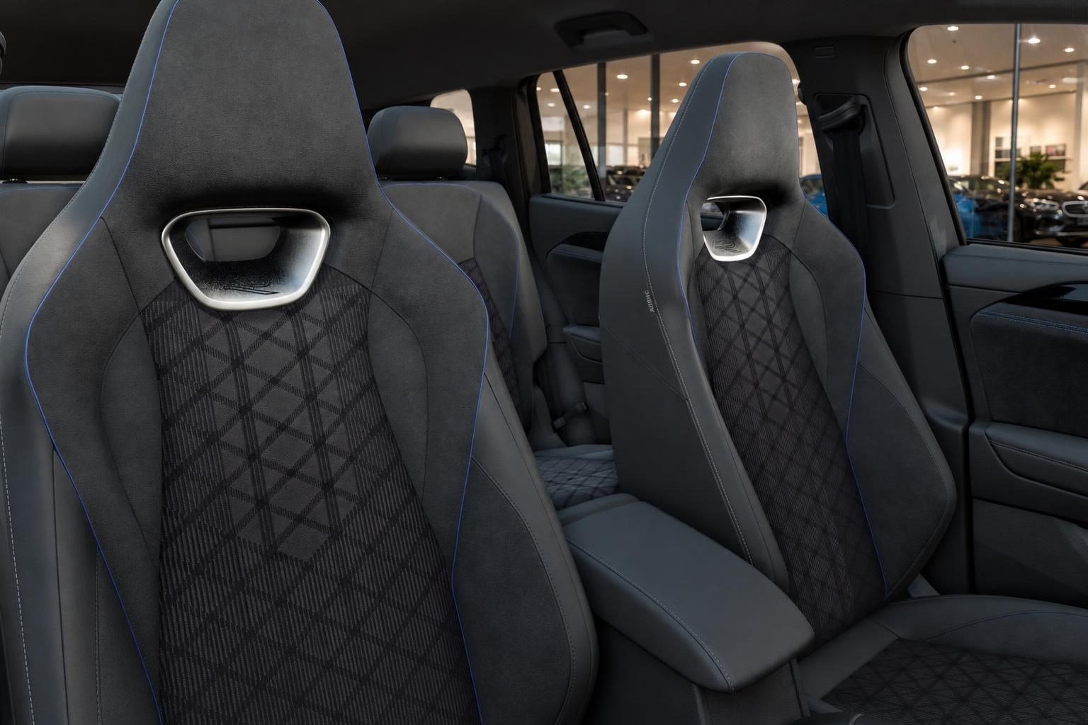 VW Tayron Innenraum mit sportlichen Sitzen in Schwarz-Blau
