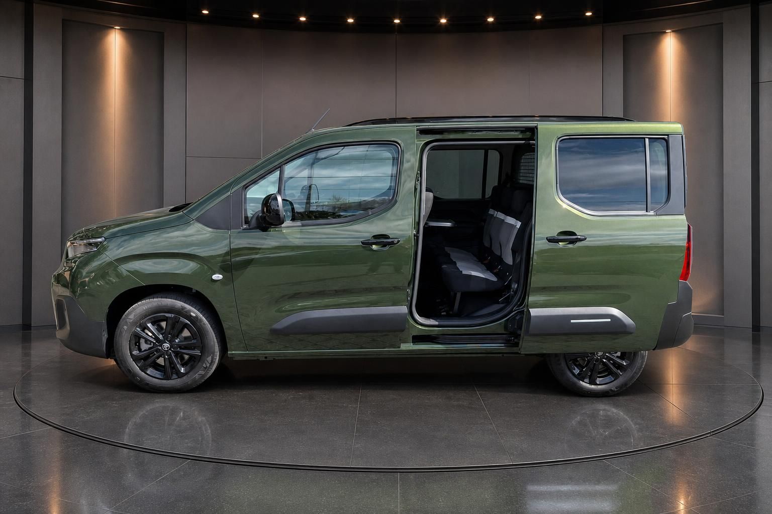 Citroën Berlingo grün Seitenansicht mit offener Schiebetür und Innenraum-Einblick
