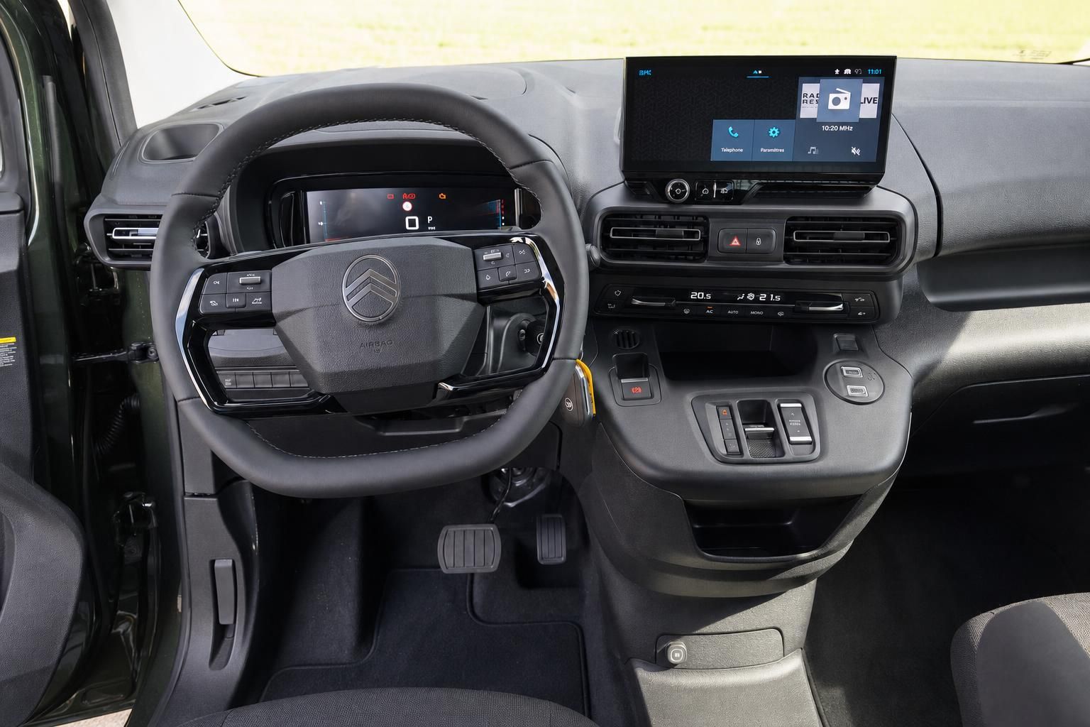 Citroën Armaturenbrett mit Touchscreen-Display und Lenkrad - Cockpit-Ansicht