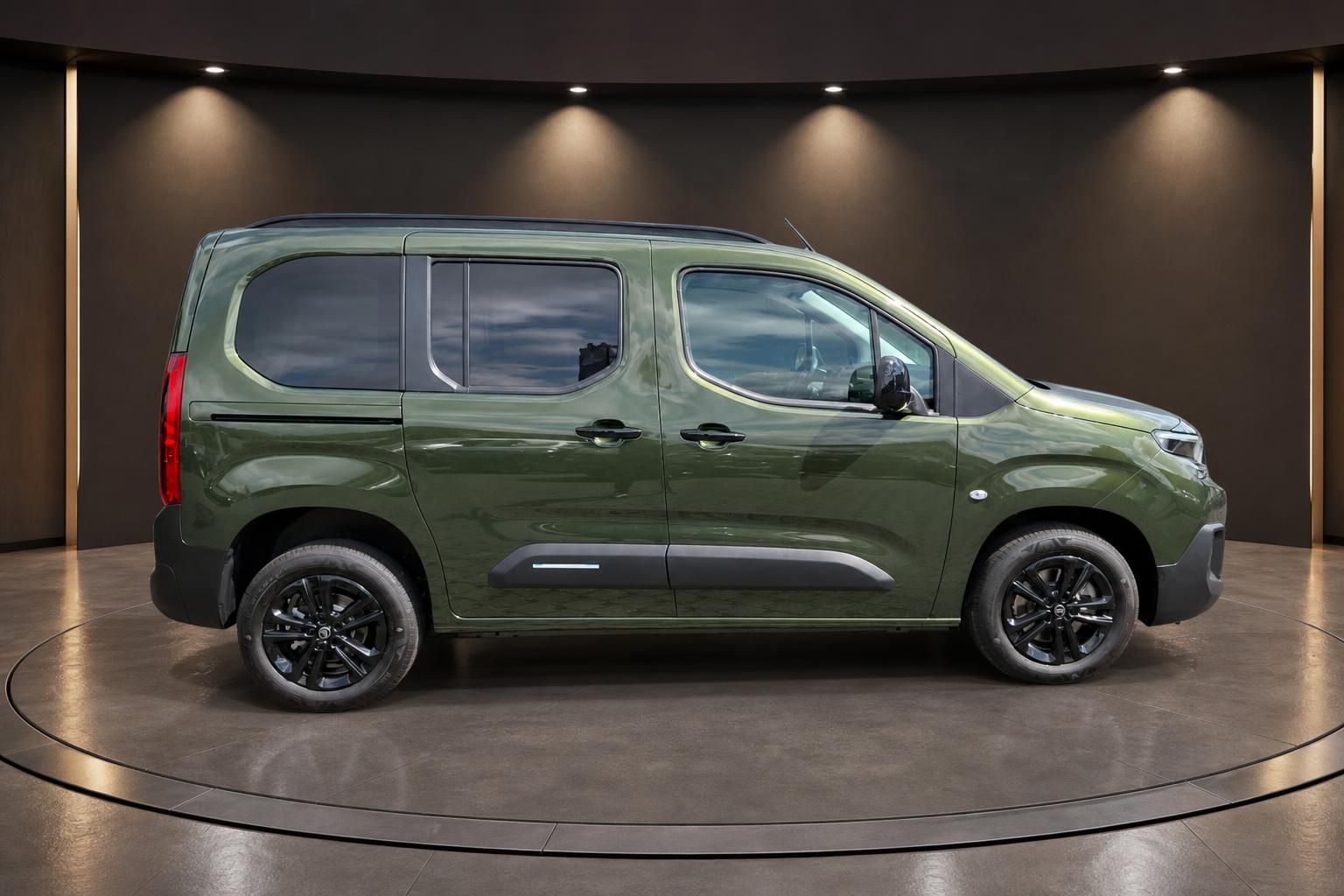 Citroen Berlingo grün metallic Seitenansicht rechts mit schwarzen Leichtmetallfelgen