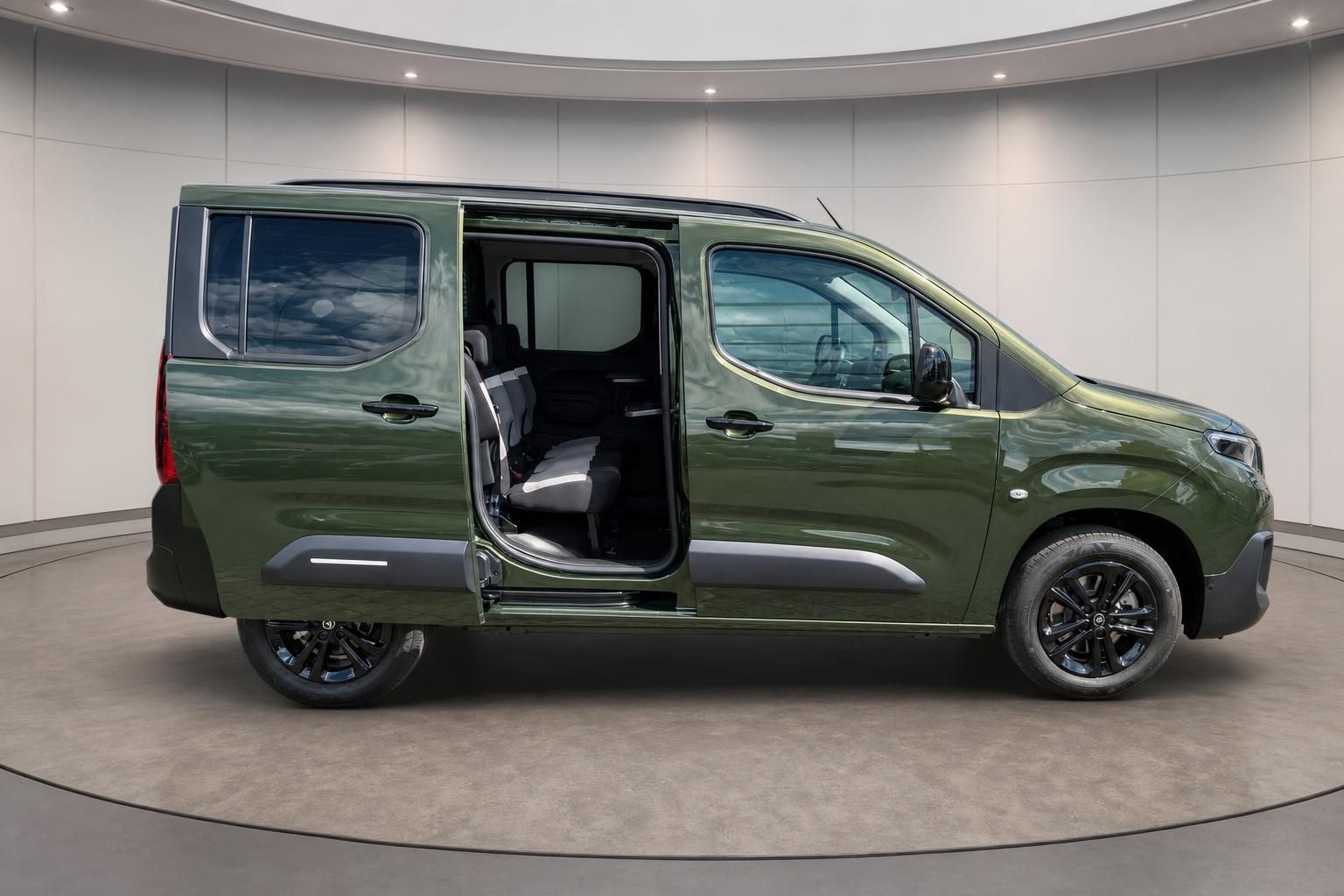 Citroen Berlingo grün metallic Seitenansicht mit geöffneter Schiebetür und Innenraum