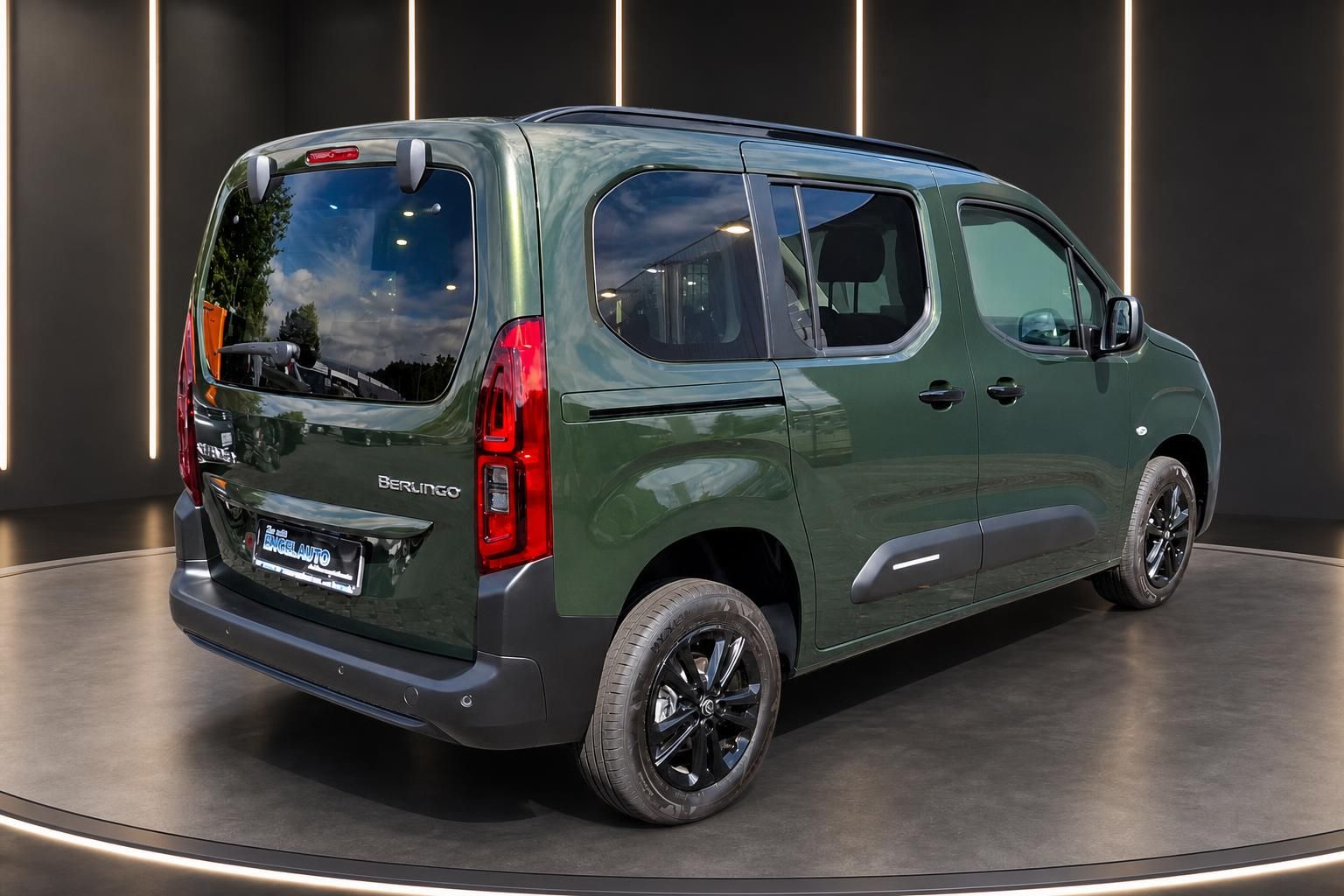Citroën Berlingo grün metallic Seitenansicht hinten rechts mit schwarzen Felgen