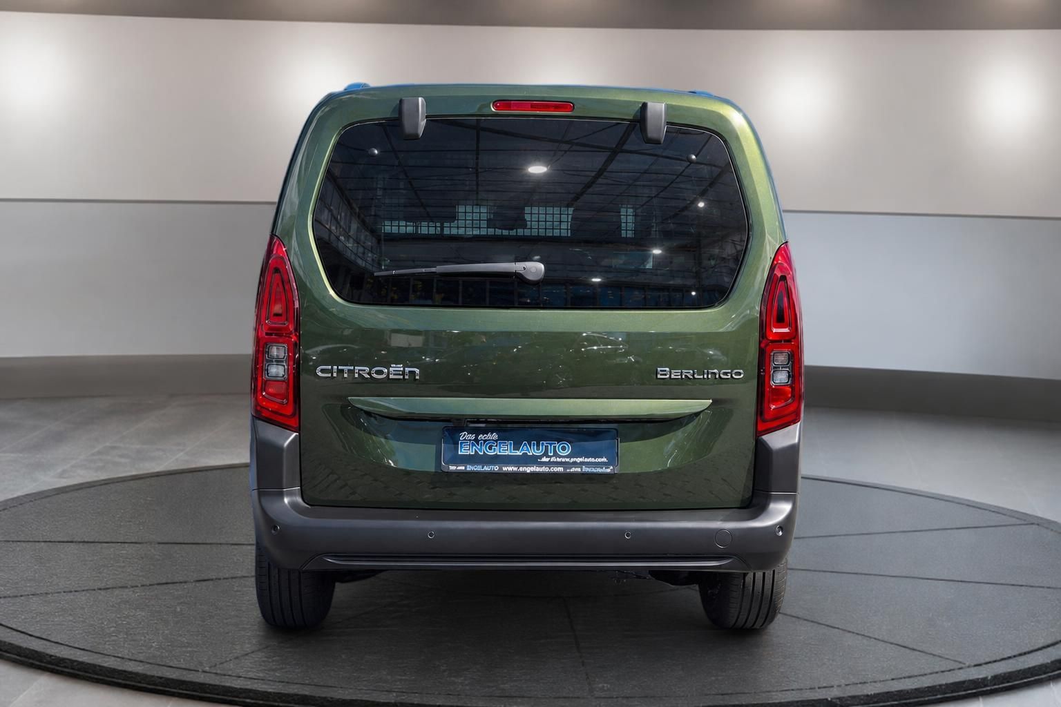 Citroën Berlingo grün Heckansicht mit roten Rücklichtern und Händlerkennzeichen