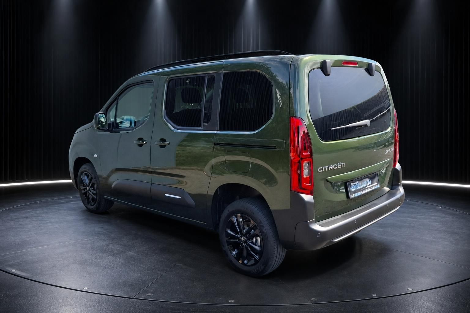 Citroën Berlingo grün Seitenansicht hinten links mit offener Heckklappe