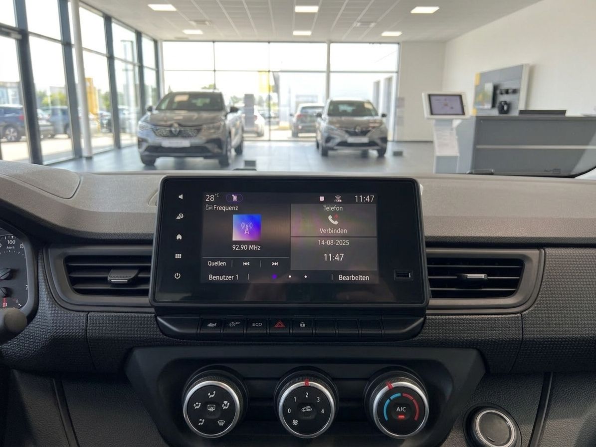 Renault Fahrzeug Innenraum mit Infotainment-Display und Klimaanlage Bedienelemente