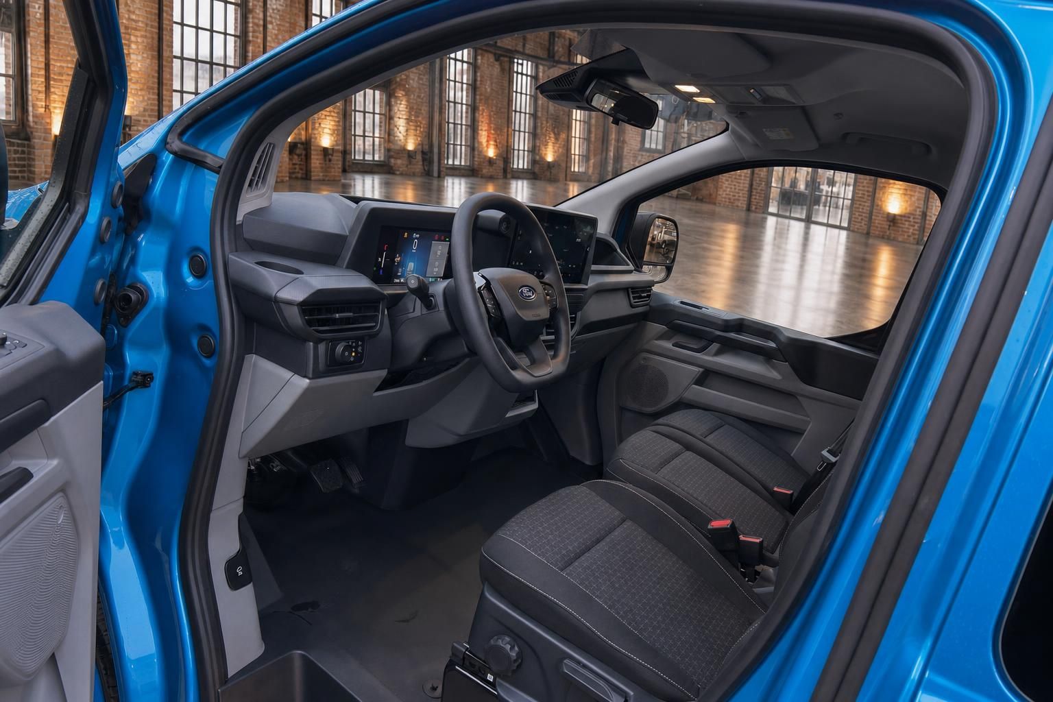 Ford Transit Courier Innenraum mit Cockpit, Lenkrad und Vordersitzen