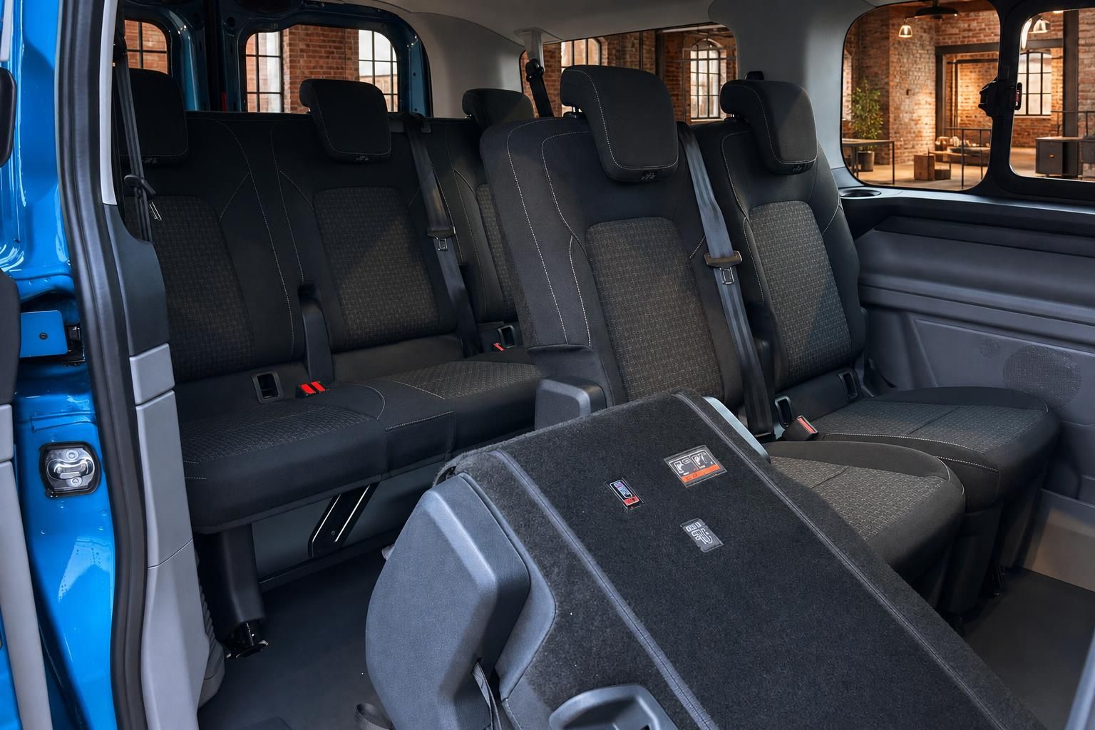 Ford Transit Innenraum mit umklappbaren Rücksitzen im Detail