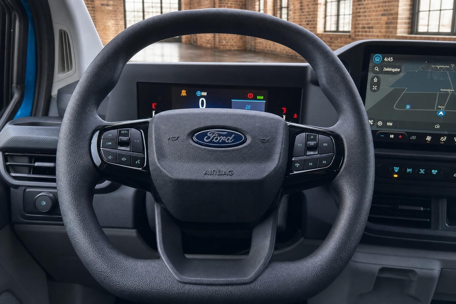 Ford Transit Lenkrad mit Bedienelementen und Navigationsdisplay
