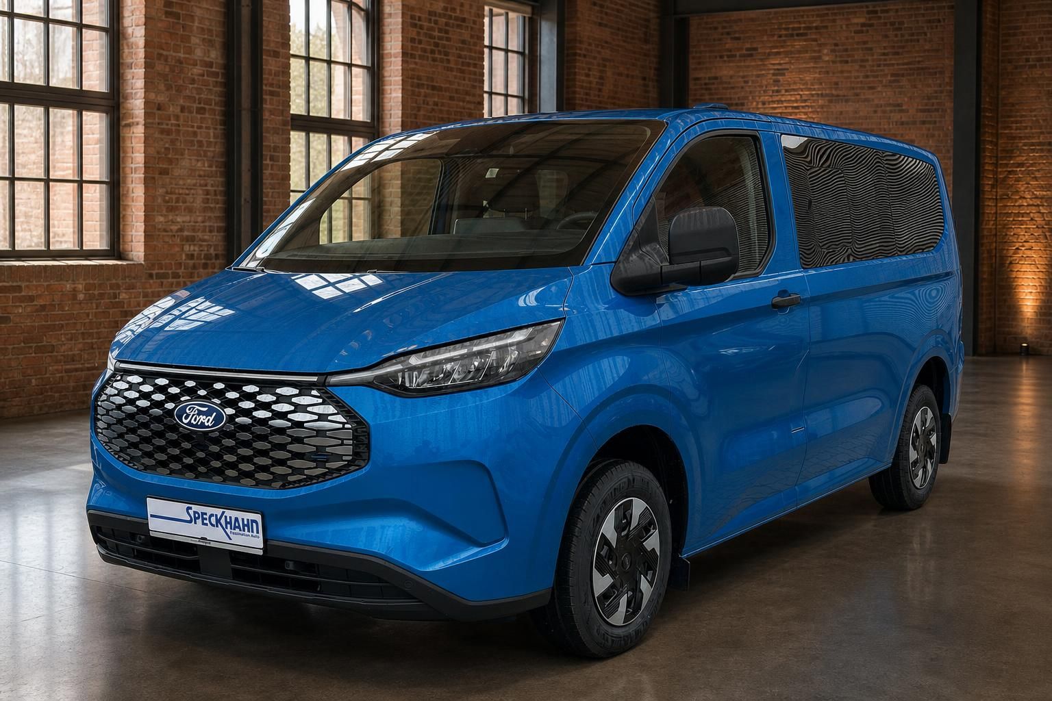 Ford Tourneo Custom blau Frontansicht in Halle mit Backsteinwaenden