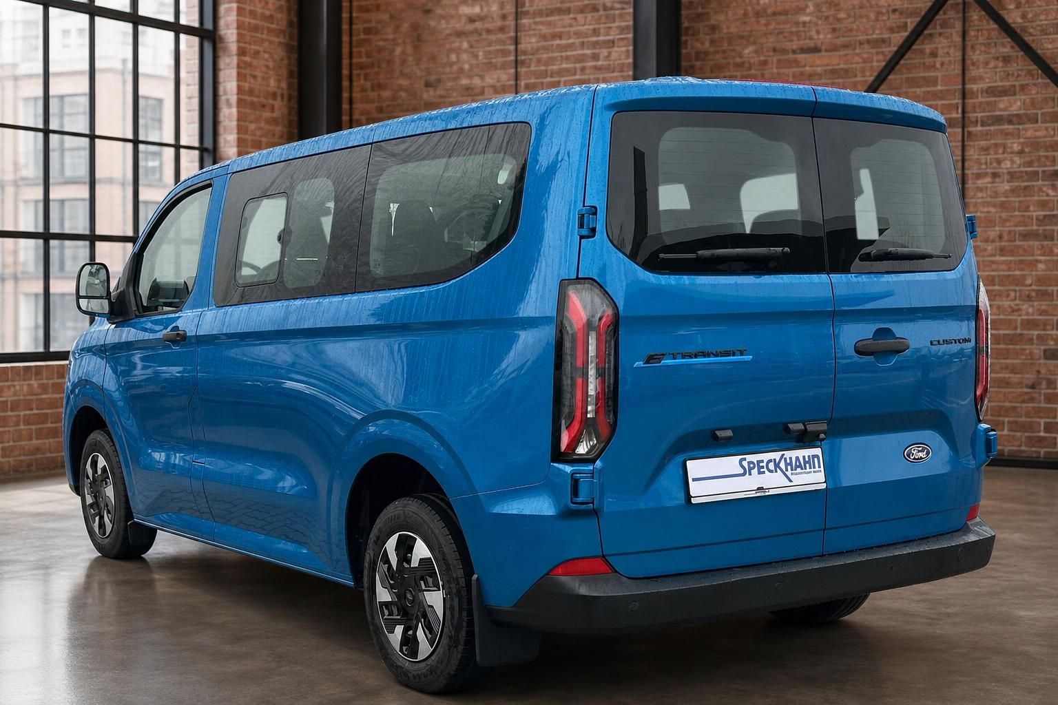 Ford Tourneo Custom E-Transit blau Heckansicht seitlich in Industriehalle