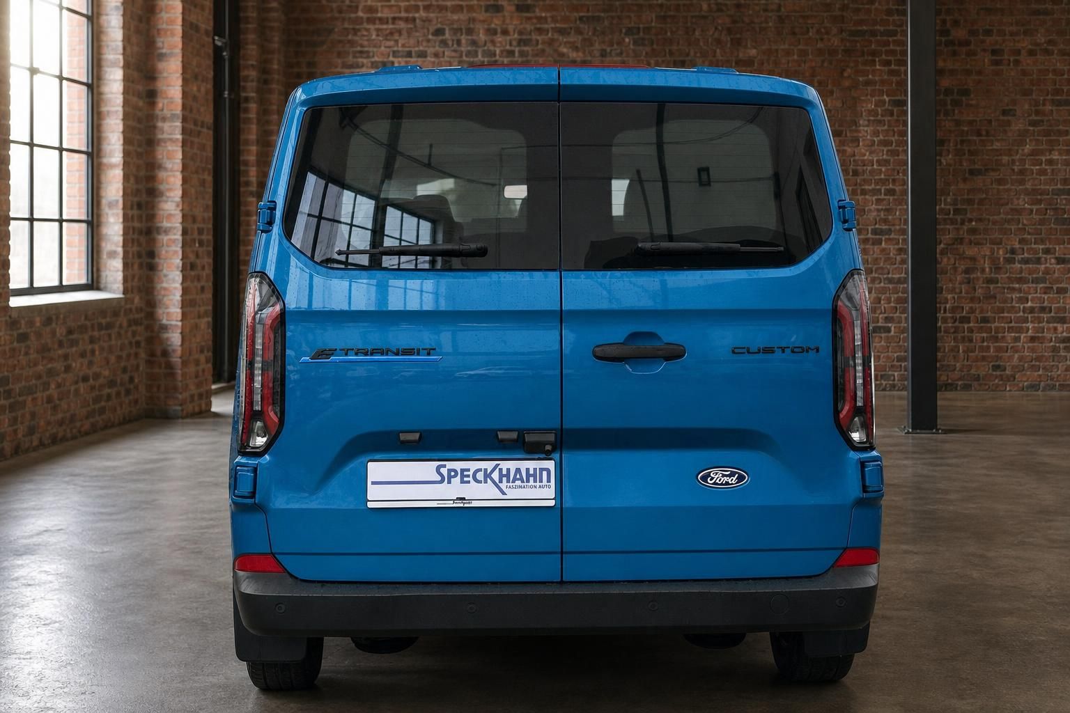 Ford Tourneo Custom blau Heckansicht direkt mit Ford Logo