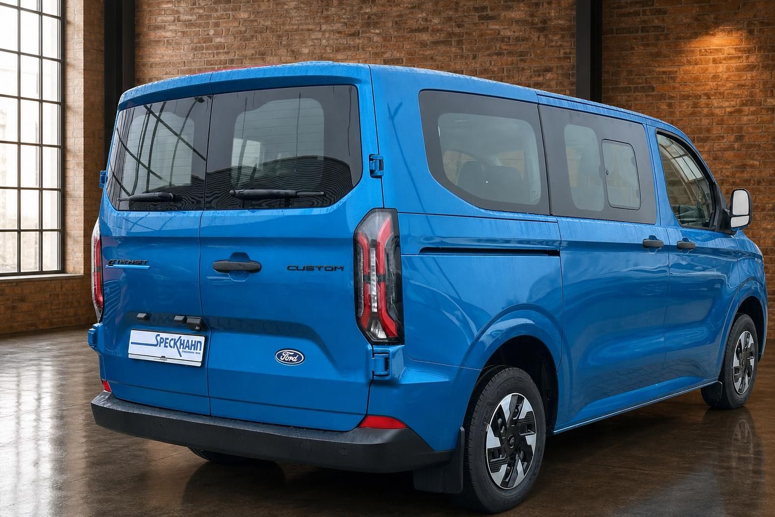 Ford Tourneo Custom blau Heck-Seitenansicht mit Alufelgen