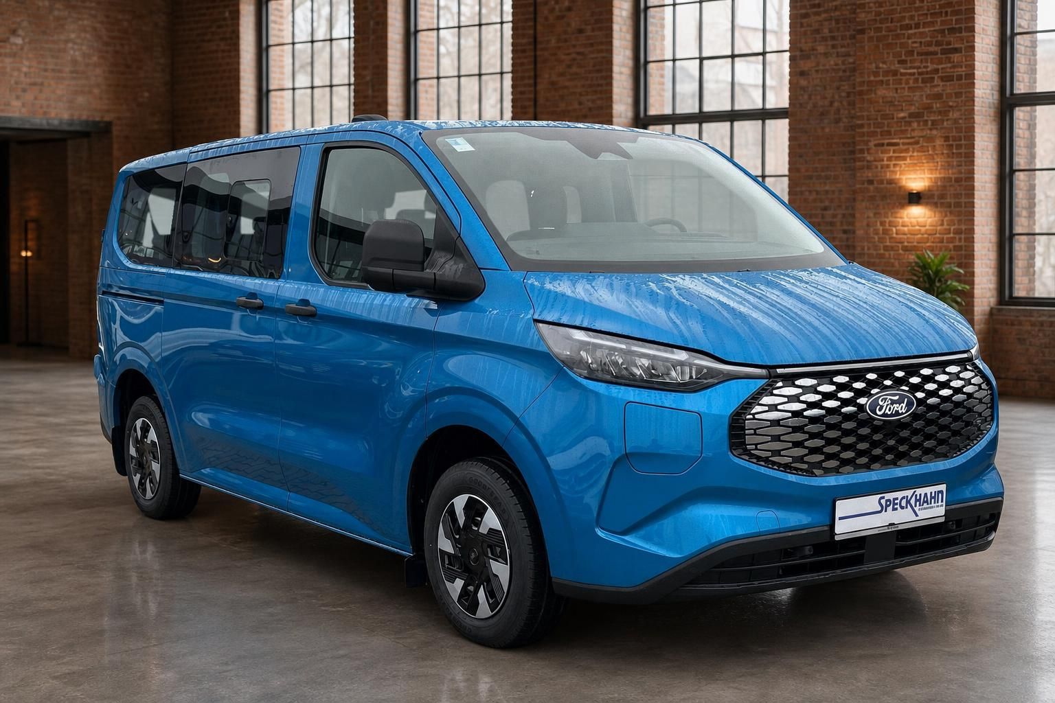 Ford Tourneo Custom blau Frontansicht schraeg in Backsteinhalle