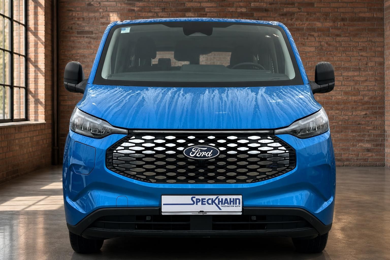 Ford Transit Courier blau Frontansicht mit Kuehlergrill und Ford Logo