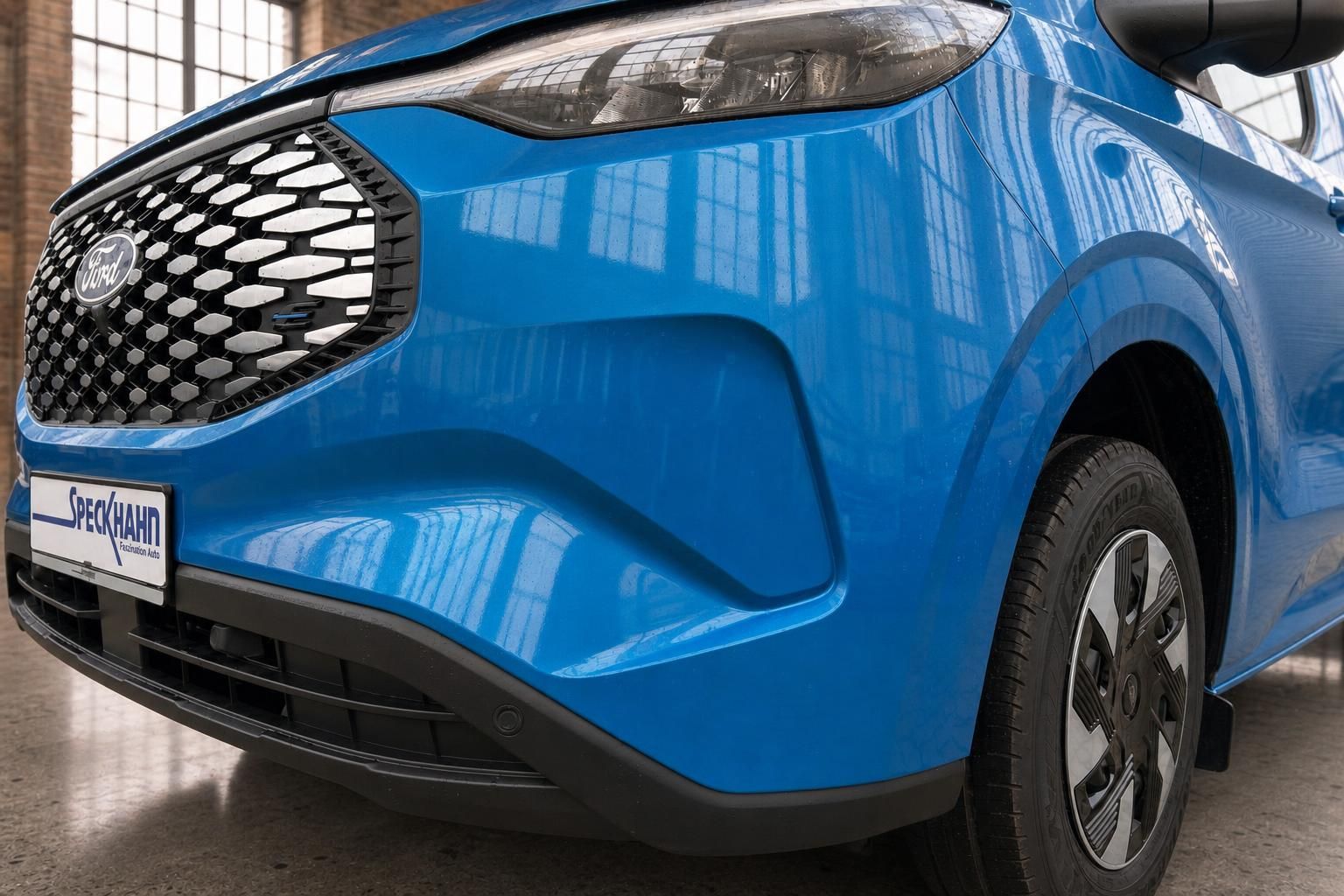 Ford Transit Courier blau Detailansicht Frontstossstange und Felge