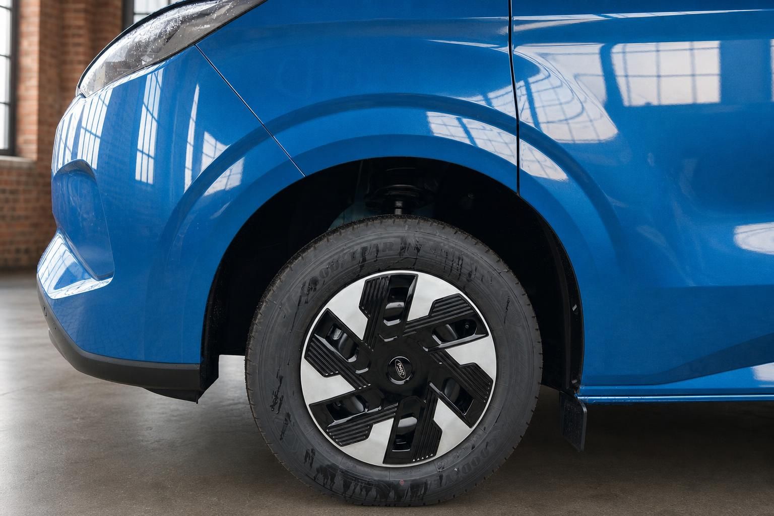 Ford Transit Courier blau Nahaufnahme Felge und Reifen vorne
