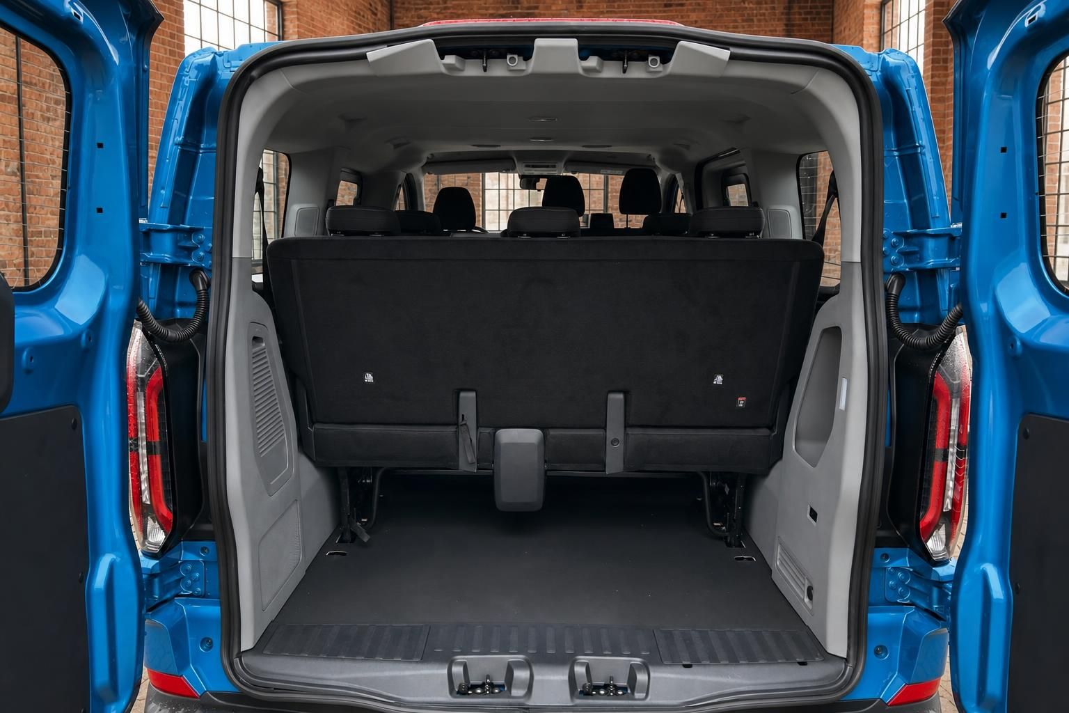 Ford Transit Courier Kofferraum mit geoeffneten Hecktueren und umgeklappter Sitzbank