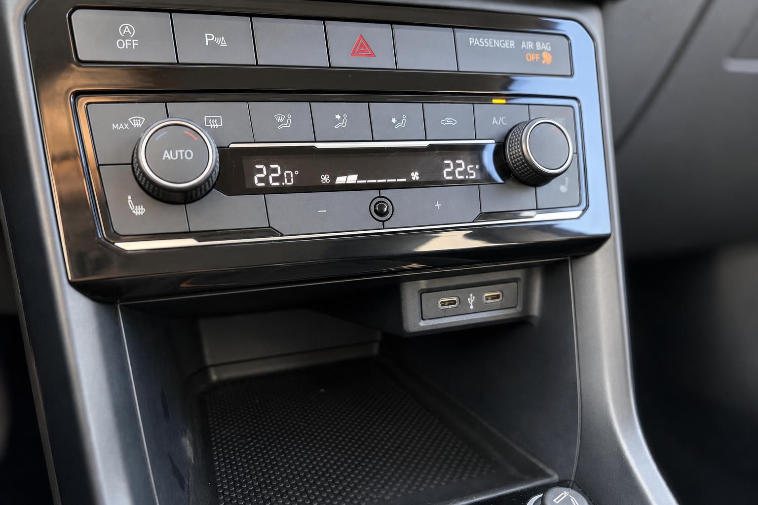 Detailansicht Klimaautomatik und USB-Anschlüsse im VW Innenraum