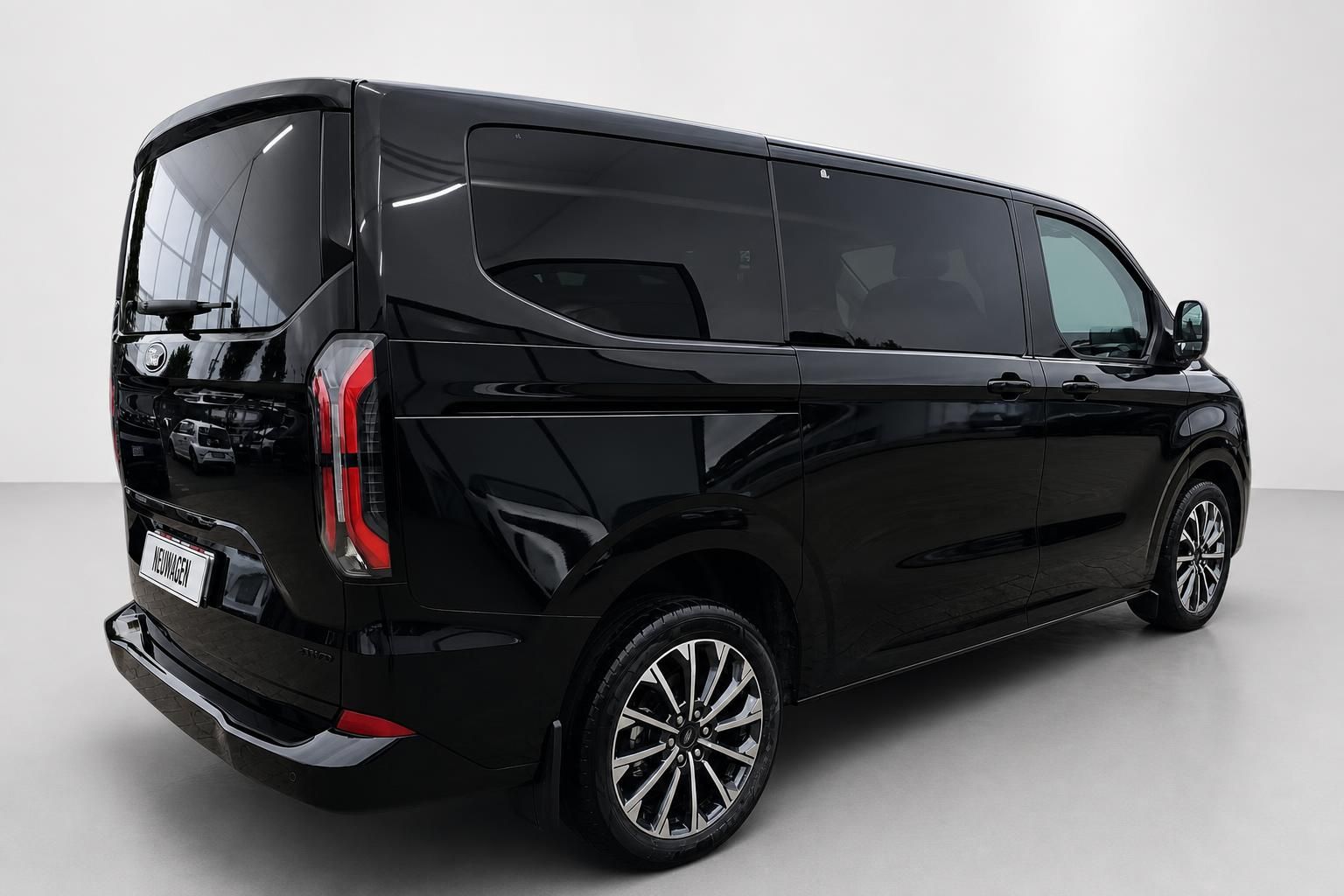 Schwarzer Ford Van in Heckansicht mit glaenzender Lackierung im Studio