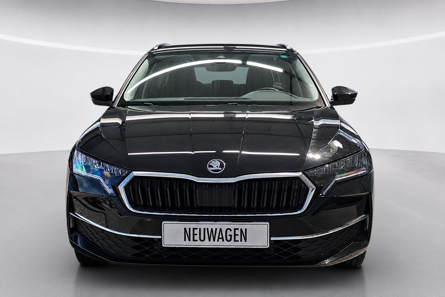 Skoda Octavia Combi schwarz Frontansicht Neuwagen im Studio