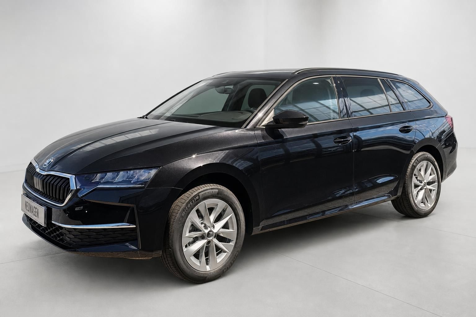 Škoda Octavia Combi in dunkelblau, Frontansicht im Fotostudio