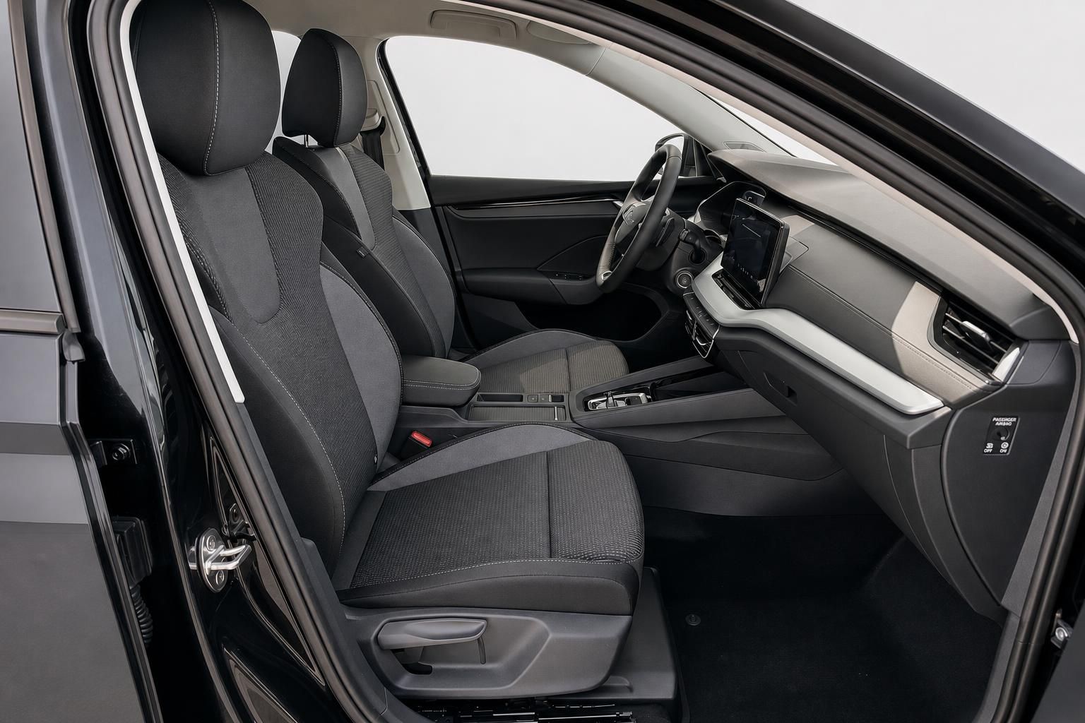 Škoda Octavia Innenraum, Vordersitze und Armaturenbrett von der Fahrerseite