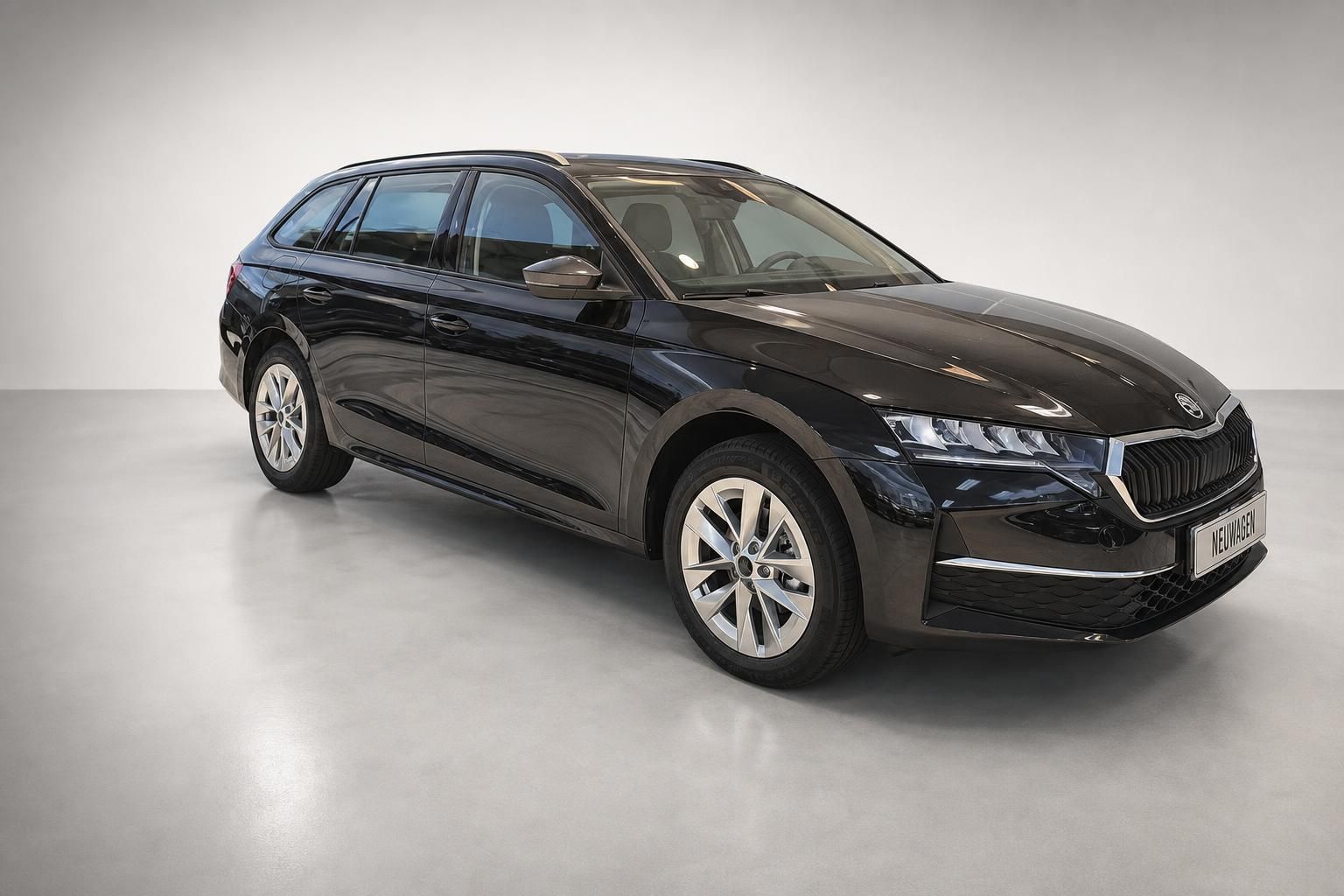 Skoda Octavia Combi schwarz Frontansicht seitlich im Autohaus