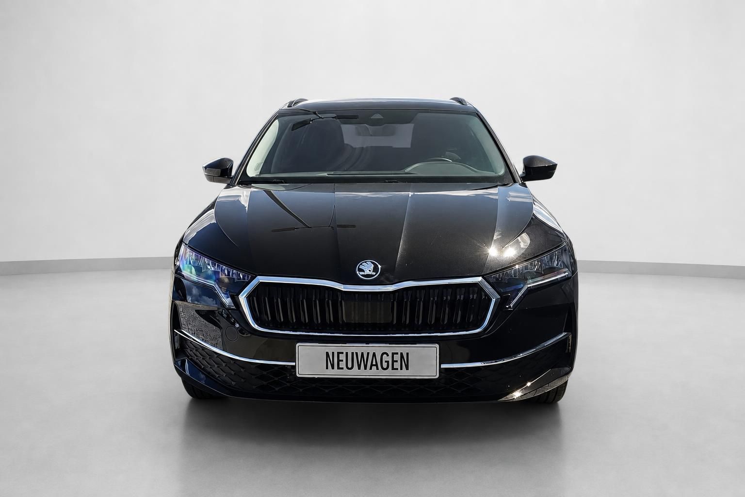 Skoda Octavia Combi schwarz Frontansicht direkt von vorne