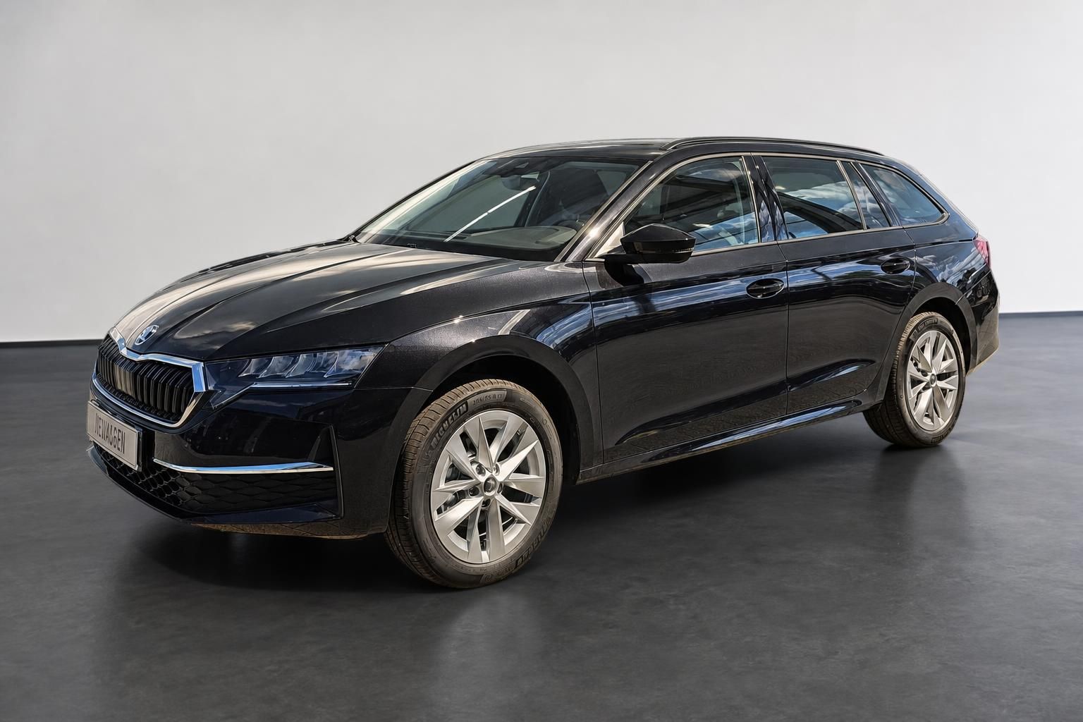 Skoda Octavia Combi schwarz Front-Seitenansicht Neuwagen