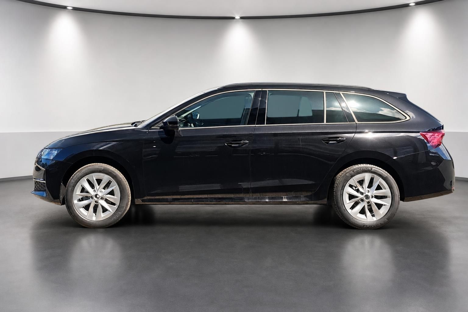 Skoda Octavia Combi schwarz Seitenansicht komplett im Studio