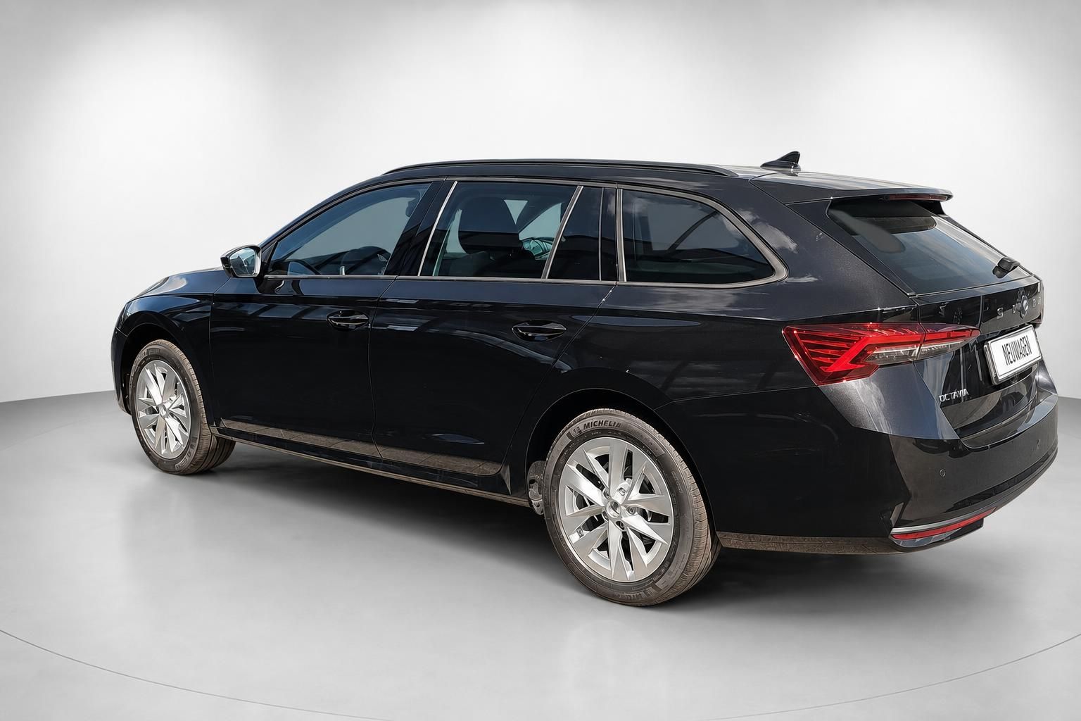 Skoda Octavia Combi schwarz Heckansicht seitlich im Studio