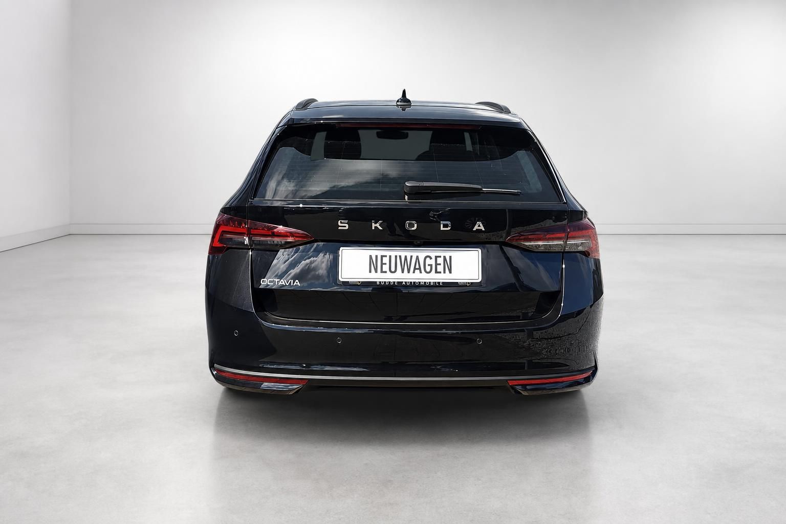 Skoda Octavia Combi schwarz Heckansicht Neuwagen im Studio