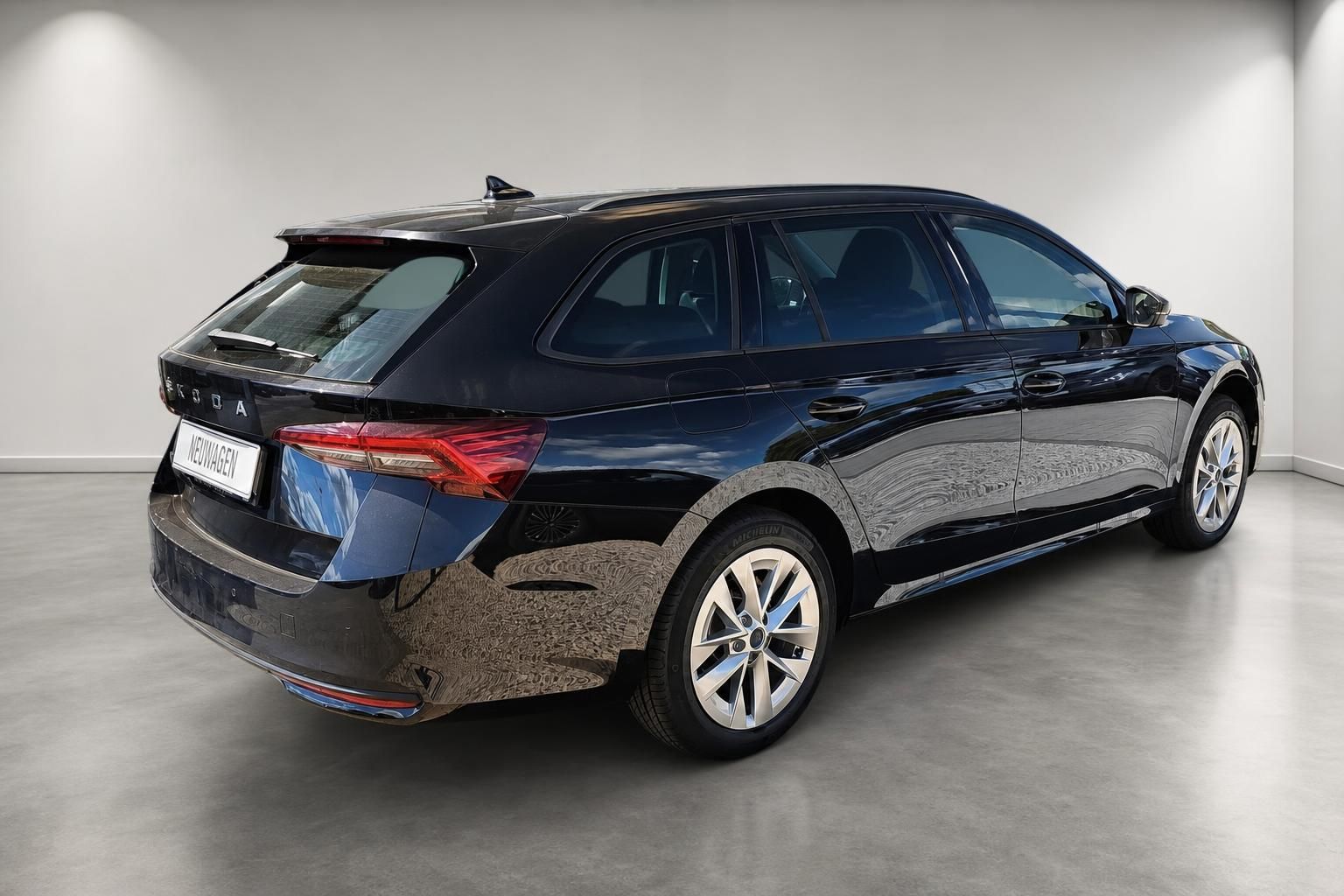 Skoda Octavia Combi schwarz Heck-Seitenansicht Neuwagen Studio