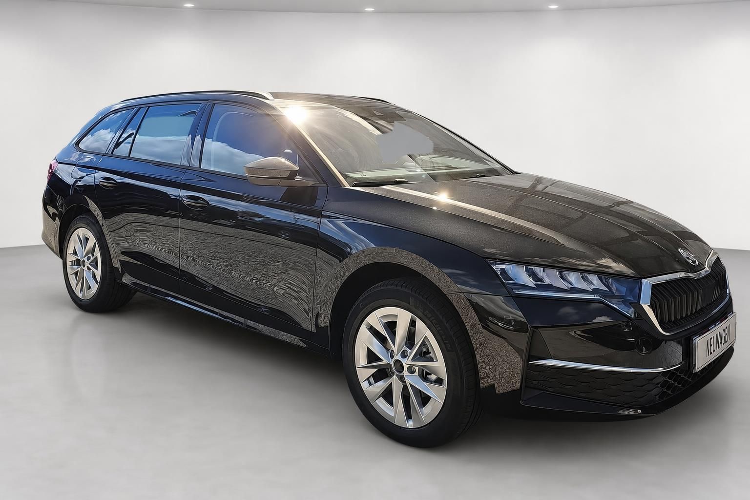Skoda Octavia Combi schwarz Frontansicht seitlich Neuwagen Studio