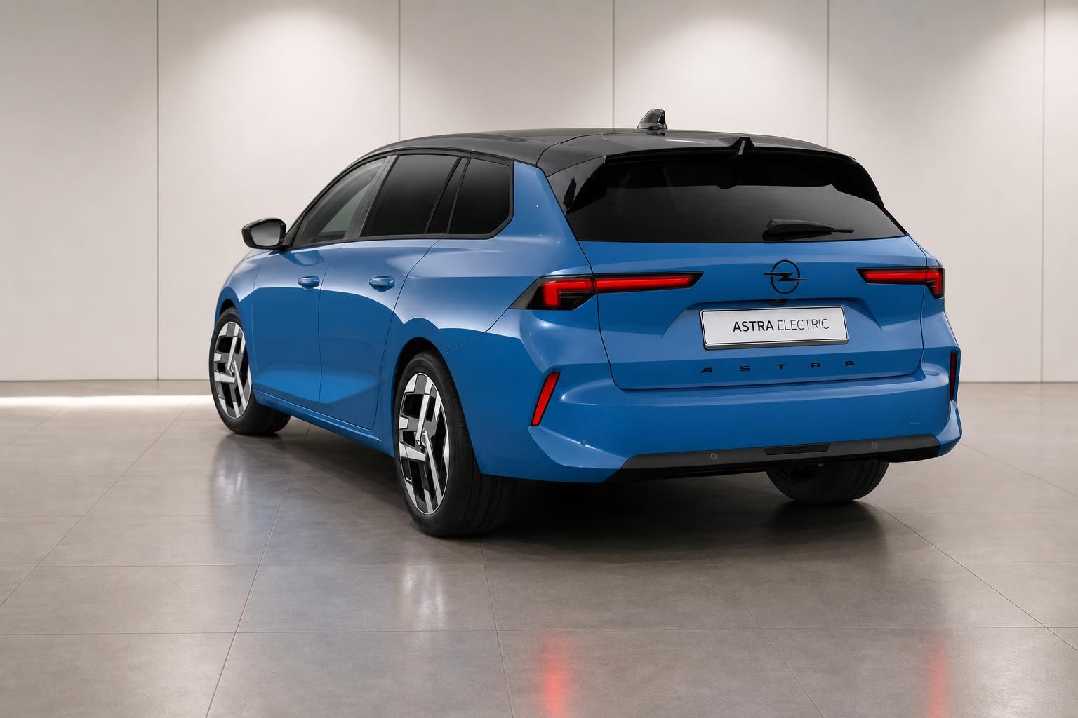 Opel Astra Electric Sports Tourer blau, Heckansicht im Showroom