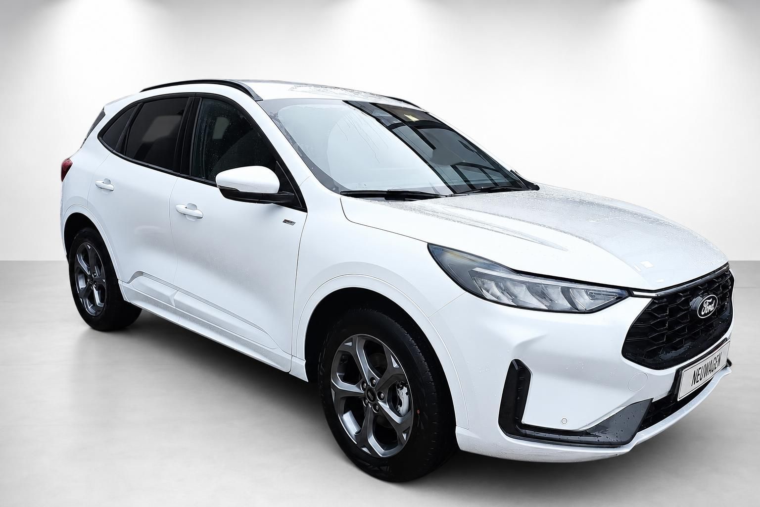 Ford Kuga weiß, Frontansicht schräg, SUV Neuwagen im Studio
