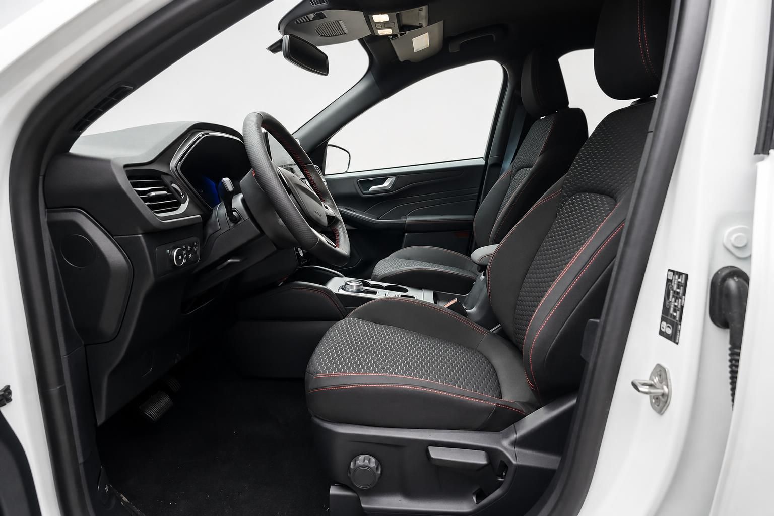 Ford Interieur mit Lenkrad und Vordersitzen, Blick durch Fahrertür