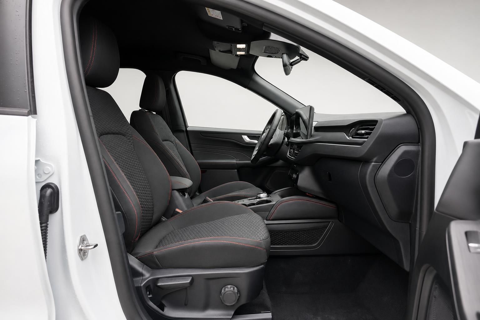 Ford Innenraum Fahrersitz und Cockpit, Ansicht durch offene Tür