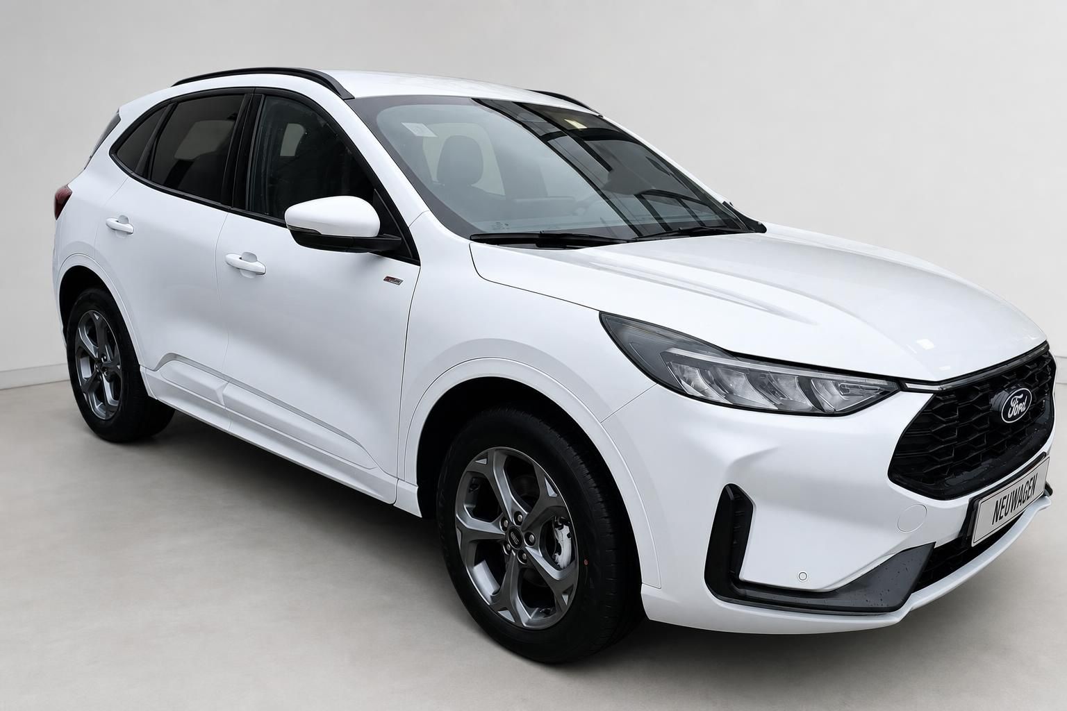 Ford Kuga weiß, Frontansicht schräg, Neuwagen im Studio