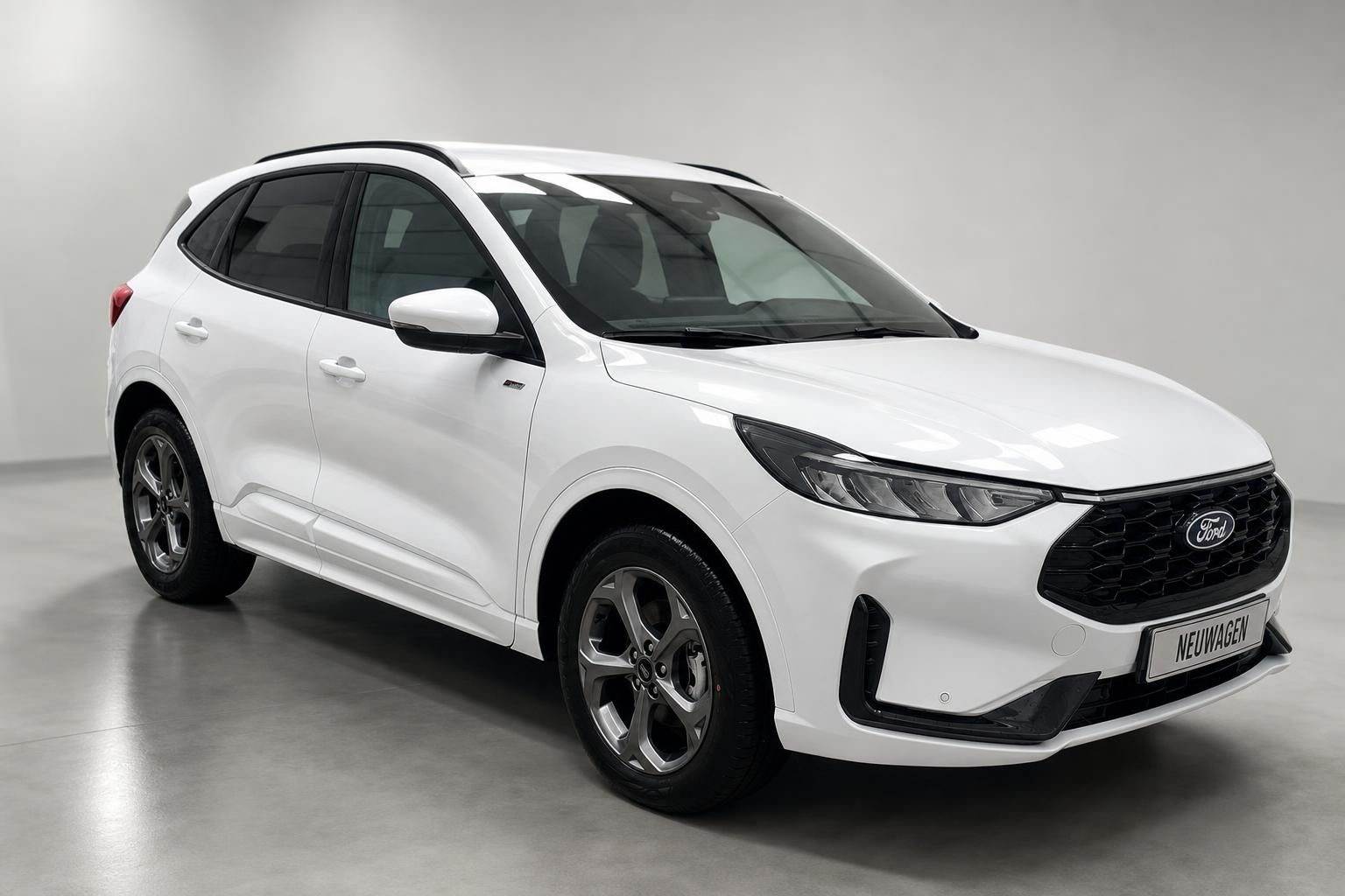 Ford Kuga weiß, Frontansicht schräg links, Neuwagen im Showroom