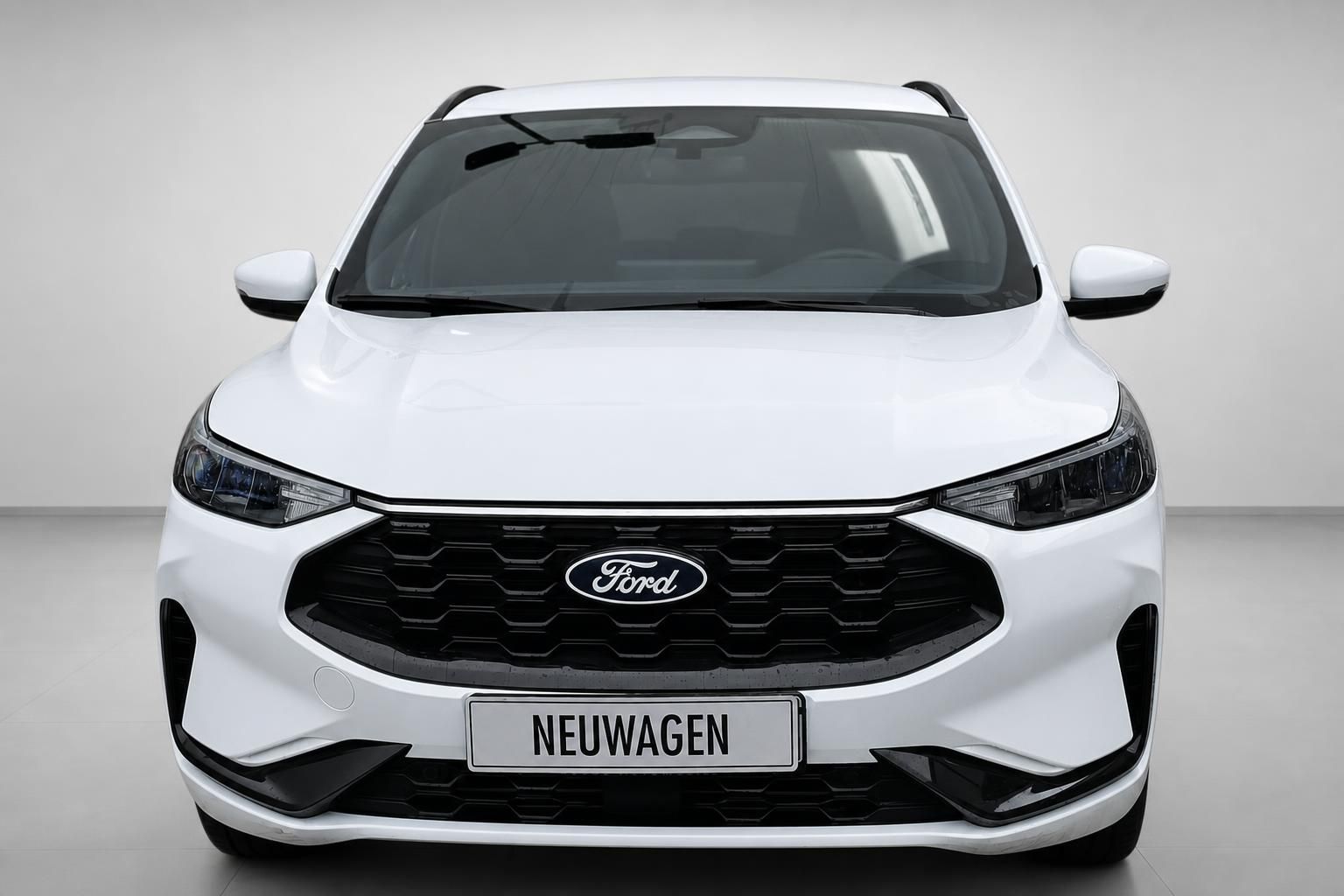 Ford Kuga weiß, Frontansicht mit Kühlergrill und Logo