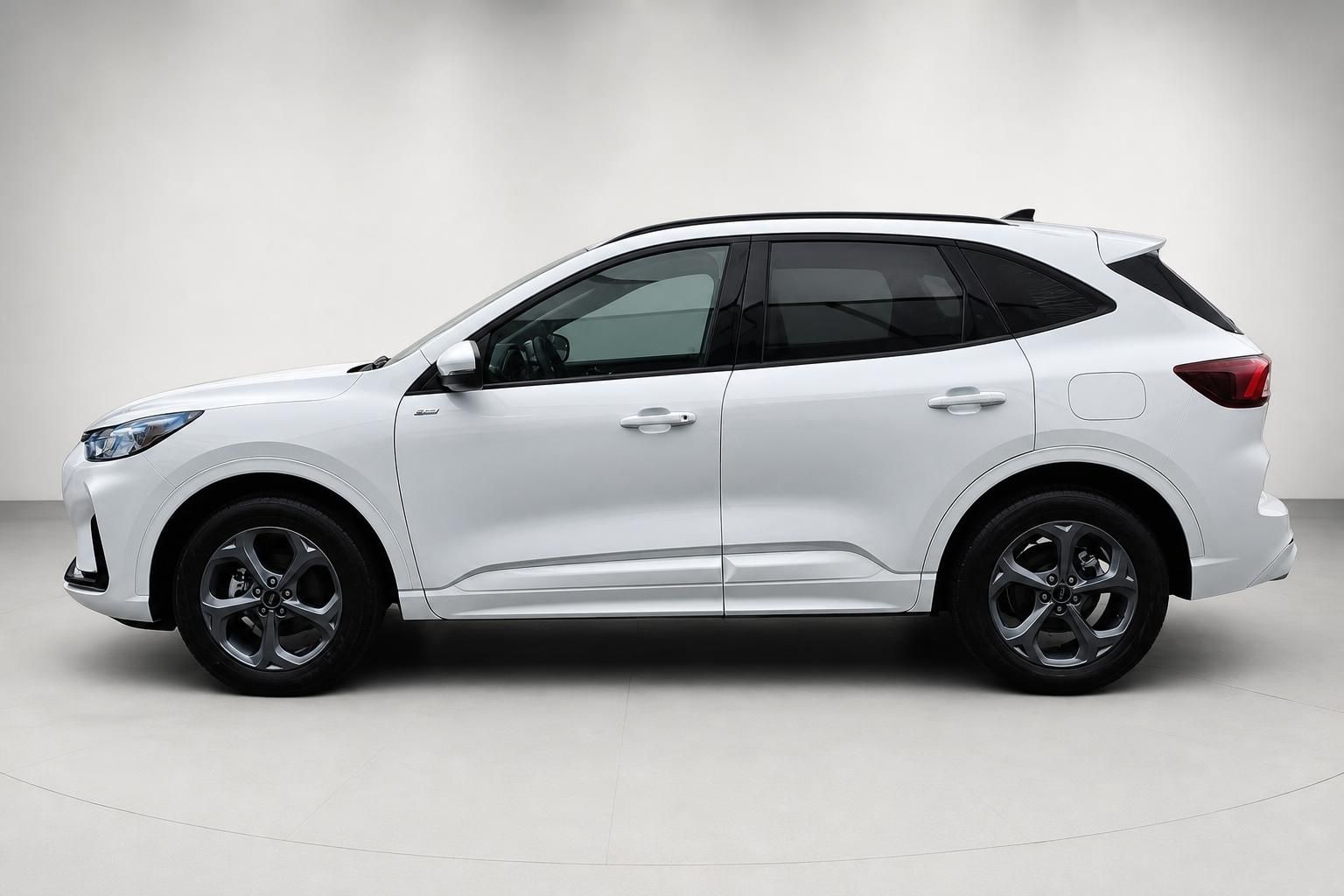 Ford Kuga weiß in der Seitenansicht, Neuwagen Studioaufnahme