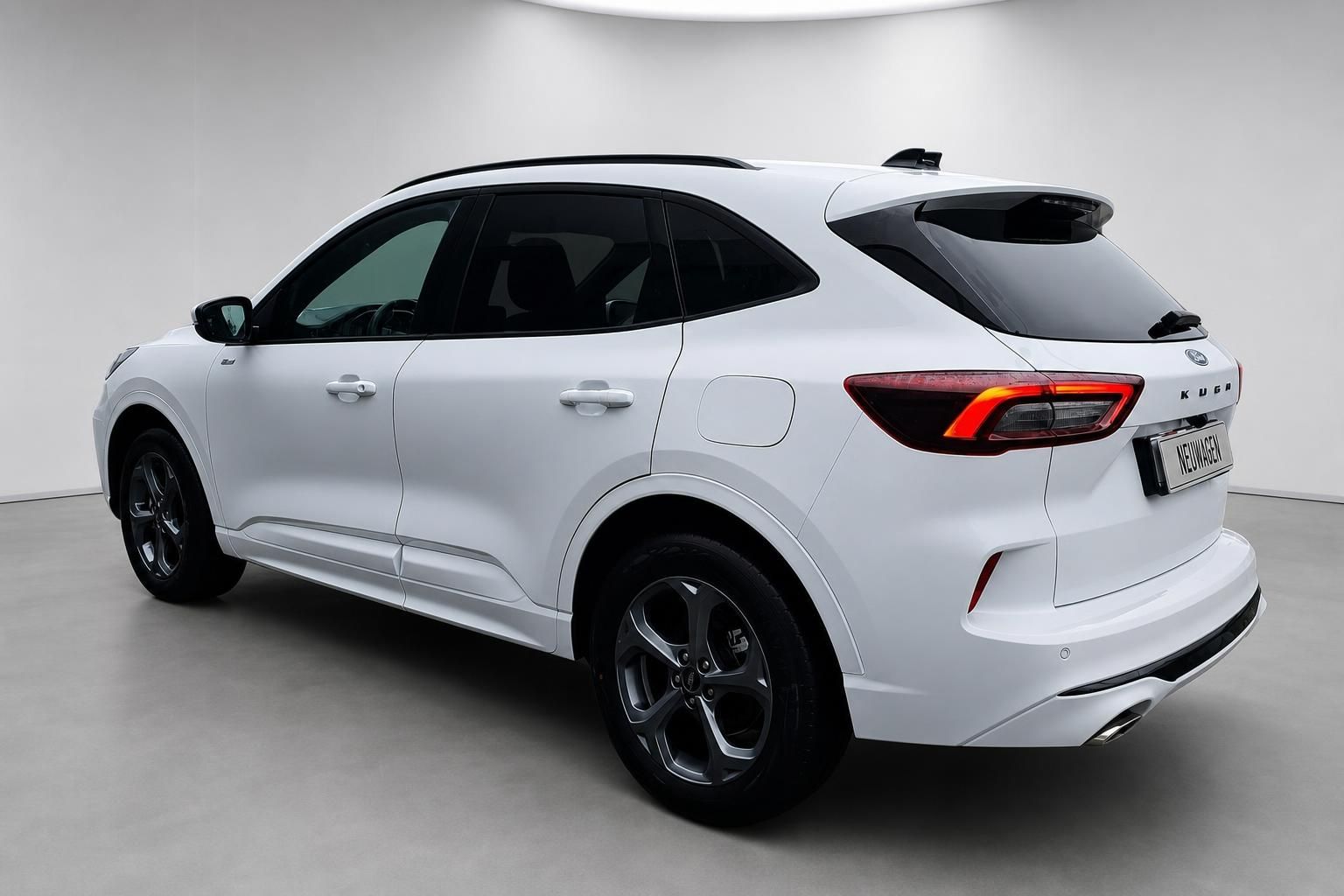 Ford Kuga weiß, Heckansicht schräg, SUV Neuwagen im Studio