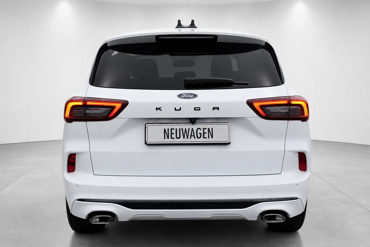 Ford Kuga weiß, direkte Heckansicht mit Kuga Schriftzug
