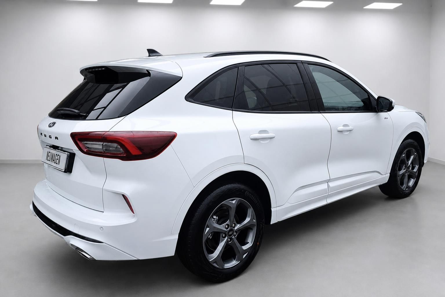 Ford Kuga weiß, Heck-Seitenansicht, SUV Neuwagen in Halle