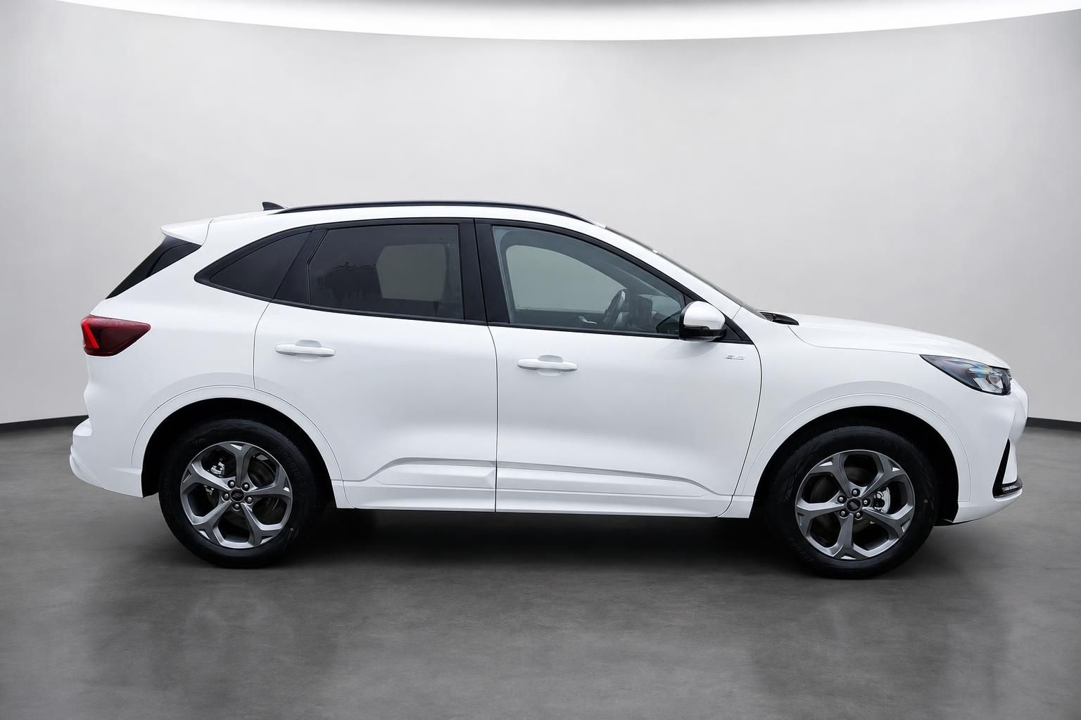 Ford Kuga weiß, Seitenansicht, SUV Neuwagen im Studio