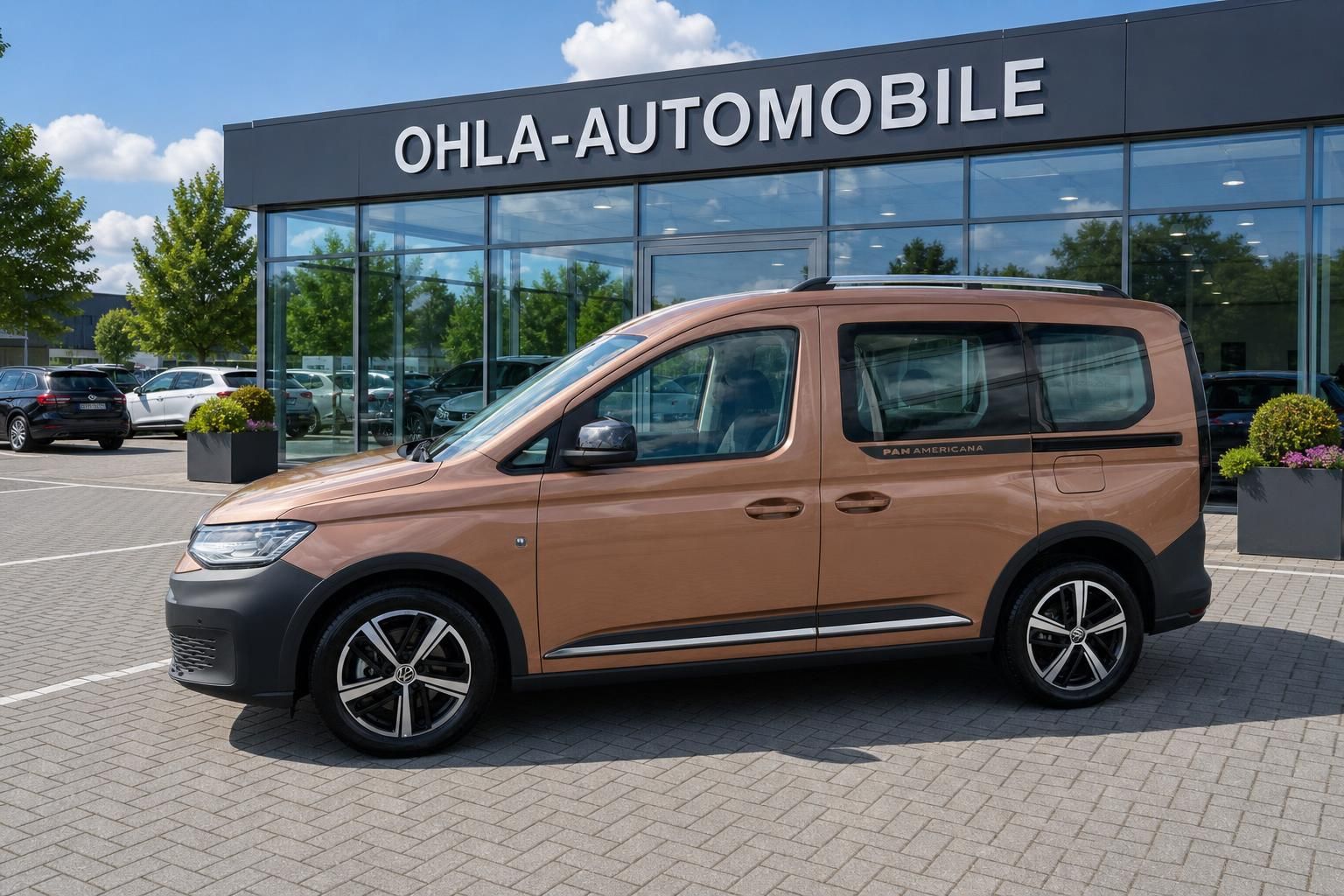 VW Caddy Pan Americana kupferfarben Seitenansicht vor Autohaus