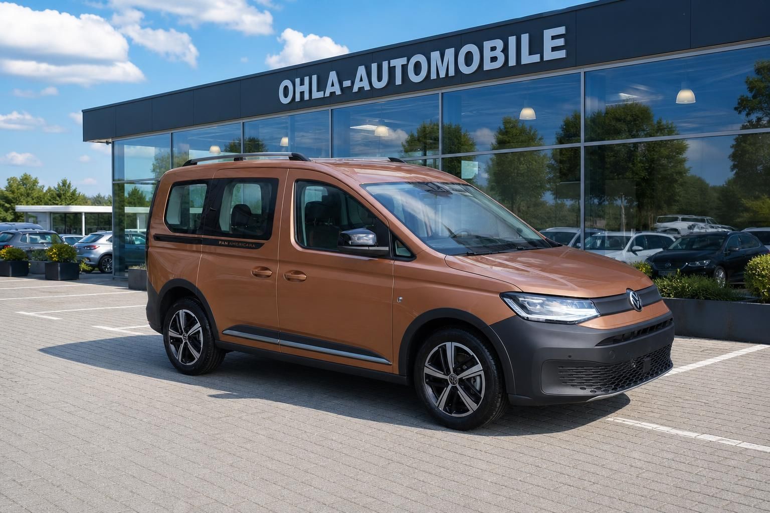 VW Caddy Pan Americana kupferfarben Frontansicht vor Autohaus