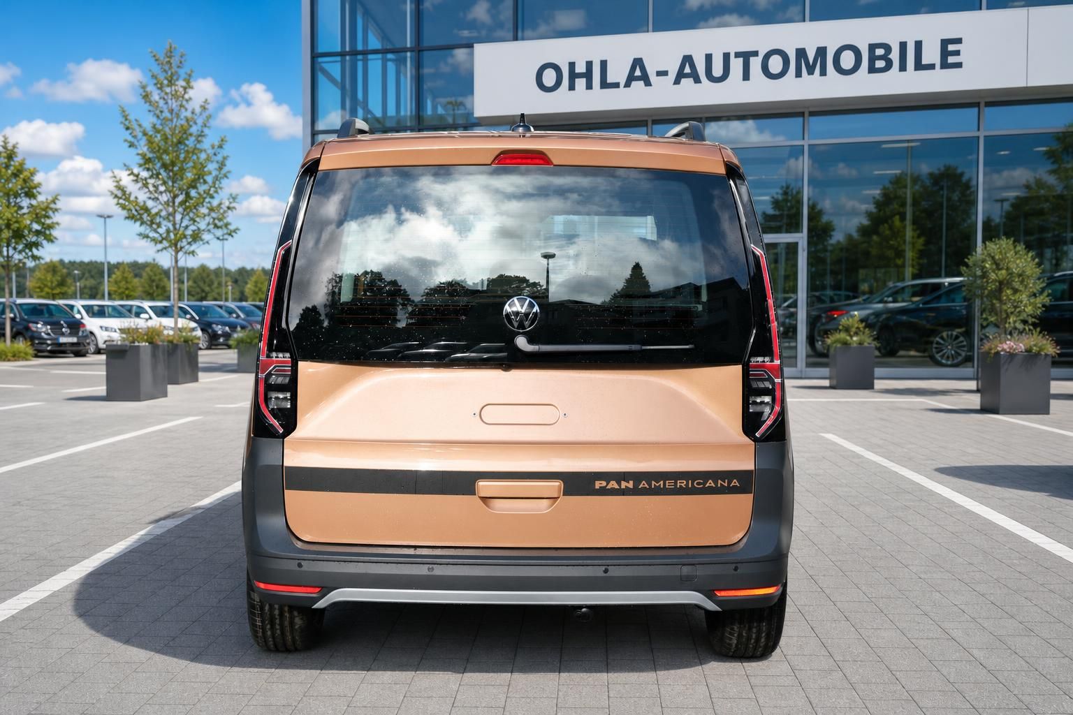 VW Caddy Pan Americana kupferfarben Heckansicht vor Autohaus